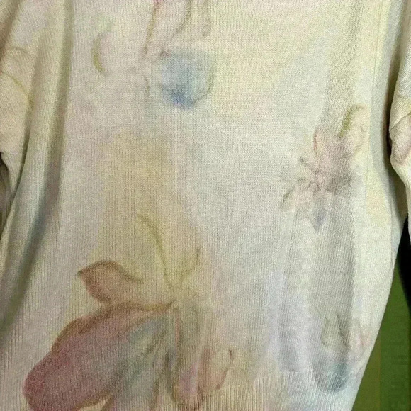 White Sweater with Light Flower Pattern, Size Large - Picture 4 of 4